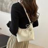 Bolsa de ombro pequena popular deste ano para mulheres 2024 verão nova bolsa de balde doce textura ocidental bolsa de mensageiro nas axilas