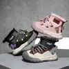 Sapatos Femininos Impermeáveis Antiderrapantes 2026 Novos Sapatos de Algodão Espessados Sapatos Infantis para Meninos Botas Curtas Estilosas com Plus Veludo Botas de Neve