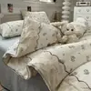 Novo conjunto de cama de quatro peças com acabamento em renda 2026, lençol de algodão lavado e amigo da pele, capa de edredom, lençol com elástico, conjunto de três peças para dormitório estudantil