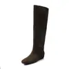 Botas de caballero de moda casual estilo británico de 4 cm, nuevo modelo otoño e invierno 2026, punta redonda, suela plana, aumento de altura interior, botas largas hasta la rodilla