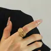 Anillo de Nuevo Estilo Lujo Ligero Nicho Textura Irregular Incrustado con Circonita para Mujer, Acero de Titanio Tendencia Hip-Hop Personalizado Joyería de Oro de 18K