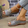 Pantuflas de cuña de suela gruesa para mujer, transfronterizas europeas y americanas, talla grande, nuevo modelo 2026, sandalias casuales de moda, simples, con hebilla metálica, puntera abierta