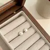 Aretes Planos Redondos de Perla para Mujer 2026 Nuevo Estilo Aretes Simples y Elegantes Aretes de Alta Gama Aguja de Plata S925 Cuidado de Perforaciones