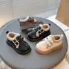 Zapatos de Algodón para Niñas Zapatos de Princesa Forrados de Felpa Estilo Británico Otoño e Invierno 2025 Zapatos de Frijol Cálidos Suela Blanda Engrosada Zapatos de Cuero para Niña Pequeña