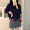 Jaqueta cardigã suéter feminina OEM estilo britânico, cor cinza névoa color-block, solta e modeladora, com blusa de tricô de gola redonda
