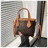 Comercio Exterior 2025 Nuevo Bolso de Hombro de Alta Gama Tipo Cubo para Mujer Bolso Tote Retro Presbópico para Viajero Bolso de Hombro Cruzado