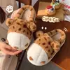 Pantuflas de algodón para uso doméstico, pantuflas de algodón peluche con estampado de leopardo y pata de gato para interior, calzado exterior para mujer, pantuflas cálidas y esponjosas con suela gruesa antideslizante de dibujos animados