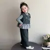 Conjunto de tres piezas a la moda estilo coreano para niñas con volantes, nueva colección otoño 2026, elegante conjunto de chaleco y pantalones de pierna ancha para niñas pequeñas