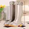 Botas de lluvia de caña alta, zapatos impermeables, zapatos de goma, cubrebotas, zapatos de algodón cálido de moda de caña media para mujer, adultos, antideslizantes, zapatos de cocina para verano