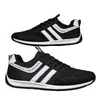 Zapatos nuevos para hombre, modernos y populares, con parte superior de malla transpirable, diseño ligero, amortiguación que absorbe los impactos y suela suave, perfectos para estudiantes, y en un estilo coreano de moda, adecuados para correr y uso casual