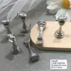 Venta al por mayor Soporte para Uñas Pequeñas para Arte de Uñas Pieza de Ajedrez con Imán Exhibición Magnética Fuerte Uña Portátil Herramienta de Soporte Fijo para Práctica de Principiantes
