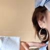 Aretes de aro lisos de gota de agua simples de nicho para mujer, viento frío, exagerados, grandes, anillo de oreja, lujo ligero, alta gama, aretes de aro combinables con todo