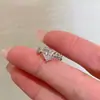 ¡ADN del latido del corazón! Clip de Oreja de Circonita Amor de Cupido para Mujer, Clip de Oreja de Lujo Ligero de Nicho Versátil sin Agujeros para Orejas para Mujer