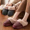 Chinelos de inverno femininos 2026 novo modelo, antiderrapantes, quentes, para uso interno em casa, de sola grossa, forrados com pelúcia, chinelos de algodão para casa com calcanhar fechado