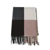 Bufanda Grande de Cuadros para Mujer Invierno al por Mayor Cachemir Cuadros Grandes Versión Europea Bufanda Cálida con Borlas Bufanda de Moda al por Mayor