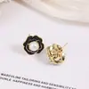 Aretes de Perla de Agua Dulce Natural Camelia, Estilo Pequeño Chanel, Aguja de Plata 925, Cobre Chapado en Oro, Aretes que Conservan el Color, Venta al por Mayor desde el Fabricante