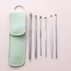 Venta al por mayor del fabricante Juego de seis piezas de herramientas para quitar cera del oído de acero inoxidable, Juego de cucharas para el oído con estuche de cuero, Limpiador de oídos portátil