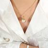 Collar con colgante de material de cobre con perlas de imitación blancas y negras de temperamento ins europeo y americano de lujo ligero para mujer, cadena de hueso de serpiente chapada en oro de acero de titanio P801