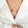 Collar con colgante de material de cobre con perlas de imitación blancas y negras de temperamento ins europeo y americano de lujo ligero para mujer, cadena de hueso de serpiente chapada en oro de acero de titanio P801