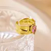 Comércio Exterior Mais Vendido Anel Aberto de Aço Inoxidável Gota d'Água Vermelha Diamante Rosa, Anel de Banda Larga de Luxo Leve de Alta Qualidade para Mulheres Venda por Atacado