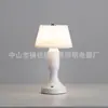 Lámpara de Mesa de Tela Retro Transfronteriza Lámpara de Mesita de Noche para Dormitorio Lámpara de Mesa Pequeña Creativa Luz Nocturna de Atmósfera Cálida de Gama Alta