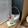 Bolsa de Hombro/Axila Tipo Cubo de Diseño de Nicho de Gama Alta, Estilo Nuevo de Verano 2026, Versátil y Exquisita, Moda Transfronteriza