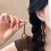 Brincos Assimétricos de Contas Maillard para Mulheres, Brincos High-End Estilo Retrô de Hong Kong, Joias de Orelha Niche Únicas de Estilo Étnico
