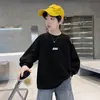 Camiseta de manga comprida para meninos, novo estilo 2026, coleção de outono para crianças mais velhas e adolescentes, camada base para primavera e outono, moletom de outono, camiseta da moda