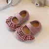 Sapatos pequenos de couro estilo francês para primavera e outono, novos sapatos coreanos para meninas com acabamento em renda, sapatos de princesa com solas macias, mocassins