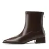 Botas Chelsea populares de bico fino e salto baixo, novo modelo 2026, botas de cano médio justas de pele de carneiro, sapatos versáteis estilo celebridade