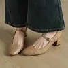 2025 Novos Sapatos de Couro Bovino de Primeira Camada Lavado, Luxo Leve, Versáteis para o Dia a Dia, Completamente em Couro, com Salto Coberto e Tira Única, Salto Grosso de 6cm