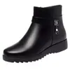 Botas de algodón para mujer 2026 invierno nuevo estilo zapatos de cuero para mediana edad y ancianos suela plana antideslizante botines cortos engrosados terciopelo cálido zapatos de algodón para madre mujer