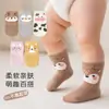Meias novas para bebê outono e inverno, meias fofas de desenho animado para recém-nascidos, design adorável de ursinho, algodão penteado grau A, meias sem costura