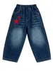 Calça jeans de outono para meninos, calça infantil estilosa e da moda, 2026 nova calça casual curva estilosa para meninos de primavera e outono