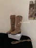 Botas de Cano Médio Redondas com Salto Bloco Elegantes Versáteis Novidade Outono 2026 para Mulheres Confortáveis Solado Macio Botas de Cavaleiro com Franjas Botas Altas