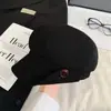 Gorra octagonal de estilo japonés con borde enrollado y botones para mujer, boina de alta costura, artística y versátil, hace que la cara se vea más pequeña, gorra de repartidor