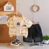 Conjunto de verano para niño 2026 nuevo estilo estampado de letras degradadas manga corta ropa infantil celebridad de internet bebé conjunto de tres piezas