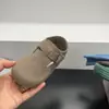 Outono 2026 Novo Sapato Infantil Retro Birkenstock de Camurça com Solado Macio Estilo Coreano Sapatos Casuais de Couro para Meninas com Fivela de Metal