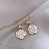 Aretes de Camelia de Perla de Zircón con Gota de Aceite Retro Francés Lujo Accesible Aretes de Alta Gama Ganchos para Oreja Aretes Elegantes Versátiles