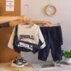 Conjunto Masculino Primavera e Outono 2025 Novo Conjunto de Duas Peças com Moletom e Calça Roupas Esportivas Casuais para Bebê Tendência