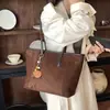 Bolso de mano casual de gamuza de gran capacidad para mujer, nueva colección otoño 2026, bolso de hombro simple para ir al trabajo, moda otoño/invierno