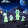 Nuevo producto transfronterizo: figura linda de alien que brilla en la oscuridad, accesorio de decoración DIY, adorno para coche y escritorio