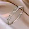 Pulsera Redonda Entrelazada Hueca Transfronteriza Europea y Americana, Pulsera de Declaración Moderna y Única, Joyería de Lujo Ligero de Gama Alta para Mujeres
