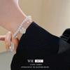 Pulsera elegante elegante de camelia y perlas con baño de oro real y aceite de goteo, lujo ligero de alta gama, aretes al por mayor de fábrica