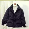 Abrigo de Algodón Acolchado con Relleno de Plumas para Mujer, Corte Ajustado, Cinturón de Corbata, Cuello Alto, Estilo Corto, Mangas de Linterna, Engrosado, Adelgazante, Chaqueta de Algodón de Invierno