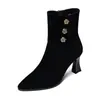 Botas de tornozelo populares de salto alto grosso e bico fino para mulheres, estilo vintage versátil novo de inverno 2026 com zíper lateral e forro de pelúcia