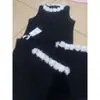 Atuendo Juvenil Súper Trendy del Verano 2026: Un Conjunto de Dos Piezas de Pantalón Negro Floral Único y Sofisticado