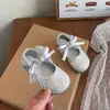 Zapatos de Cuero para Niña Pequeña 2026 Primavera/Otoño Nuevos Zapatos de Princesa para Bebé Suela Suave Zapatos Individuales para Niños Zapatos de Rendimiento con Pedrería