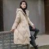 Jaqueta de Penas Feminina 2026 Vintage Solta Oversized Longa Acima do Joelho Inverno Fina Com Capuz Casaco de Penas de Pato Branco