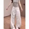 Estilo retrô americano, jeans branco desconstruído com pernas curvas para mulheres, apresentando um design solto, de cintura alta e pernas largas com uma silhueta fluida.